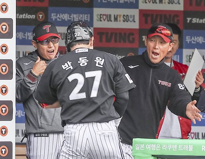<yonhap photo-2949="">(서울=연합뉴스) 황광모 기자 = 6일 서울 송파구 잠실야구장에서 열린 2025 프로야구 LG와 두산의 경기. LG 박동원이 2회초 1점 홈런을 친 뒤 염경엽 감독과 기쁨을 나누고 있다. 2025.5.6 hkmpooh@yna.co.kr/2025-05-06 14:44:56/ <저작권자 ⓒ 1980-2025 ㈜연합뉴스. 무단 전재 재배포 금지, AI 학습 및 활용 금지></yonhap>