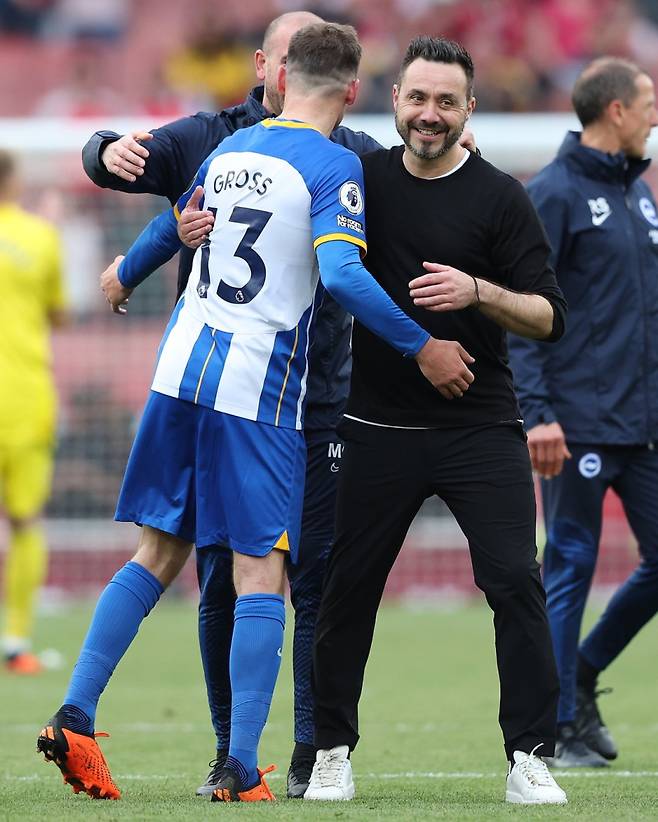 사진은 브라이턴 시절 데 제르비 감독(오른쪽)의 모습. 사진=브라이턴 SNS