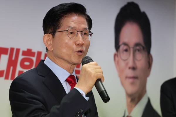 국민의힘 김문수 대선 후보가 10일 서울 여의도 캠프 사무실에서 긴급 기자회견을 열어 당 지도부 주도의 사상 초유 대선 후보 교체 강행에 대한 입장을 밝히고 있다. 연합뉴스