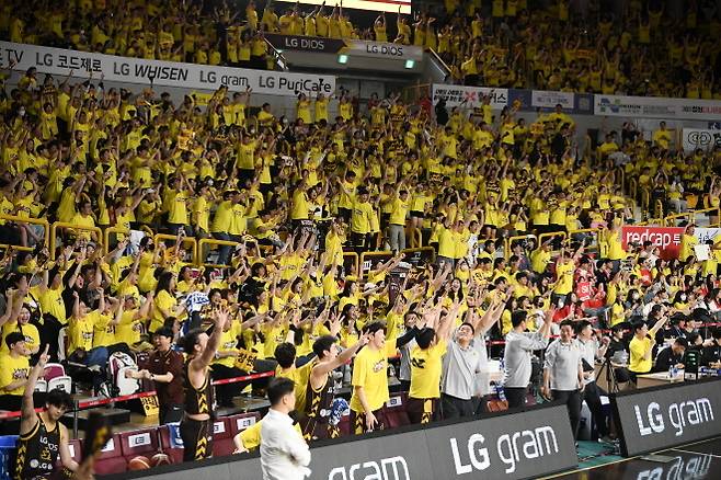 창원실내체육관을 가득 메운 창원 LG 팬들. 사진=KBL