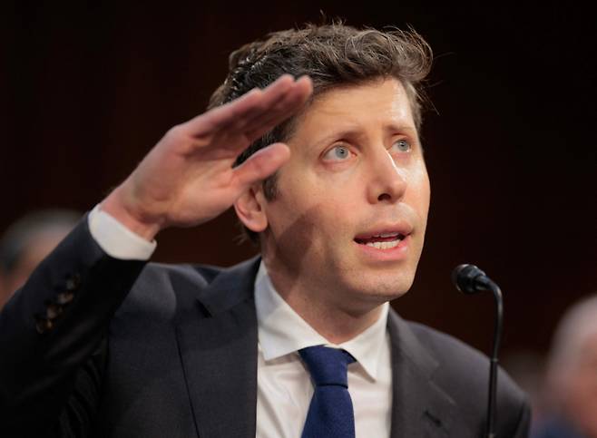 지난 2월 동성커플로 아빠가 된 샘 올트먼 오픈AI 최고경영자(CEO)가 8일(현지시간) 워싱턴 의사당의 상원 상업, 과학, 교통 위원회 청문회에 출석해 발언하고 있다. 지난해 초 동성 연인인 올리버 멀헤린과 해변에서 결혼식을 올린 올트먼은 올해 2월 말 아빠가 됐음을 공개했다. /AFPBBNews=뉴스1