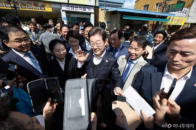 (창녕=뉴스1) 이재명 기자 = 경청투어에 나선 이재명 더불어민주당 대통령 후보가 10일 오전 경남 창녕군 창녕읍 창녕정기시장에서 시민들과 인사를 나누고 있다. 2025.5.10/뉴스1 Copyright (C) 뉴스1. All rights reserved. 무단 전재 및 재배포, AI학습 이용 금지. /사진=(창녕=뉴스1) 이재명 기자