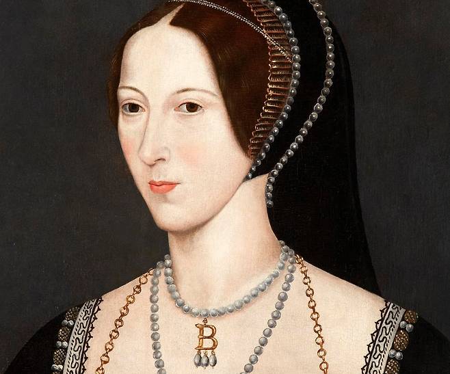 작자미상, 앤 불린을 그린 것으로 추정되는 초상화(일부 확대), 16~17세기경, 패널에 유채, 54.3x41.6cm, 국립 초상화 미술관