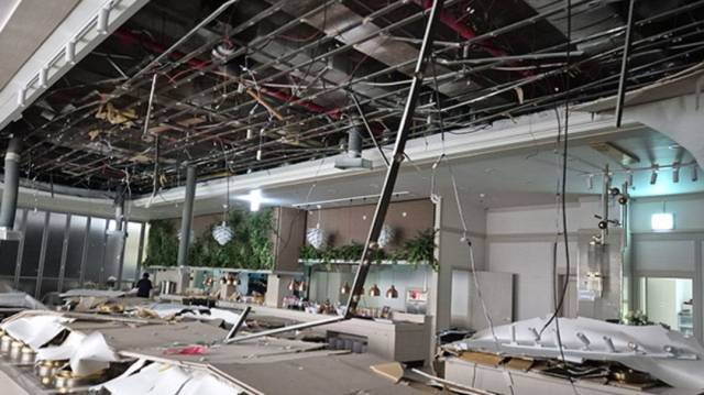 ▲10일 천안에 있는 웨딩홀 연회장 천정이 무너지는 사고가 났다 ⓒ천안동남소방서