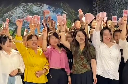 중국의 한 슈퍼마켓 체인 대표가 금 선물 투자로 올린 수익을 직원들에게 보너스로 지급한 사실이 알려져 화제다. 사진은 보너스로 받은 현금을 들고 좋아하는 슈퍼마켓 직원들의 모습. 웨이보 캡처