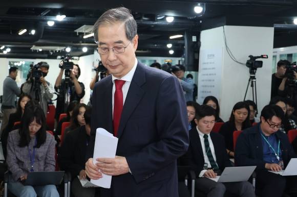 국민의힘에 입당한 한덕수 대선 예비후보가 10일 서울 여의도 중앙당사에서 현안 관련 긴급 기자회견을 마친 뒤 이석하고 있다. 2025.5.10 뉴스1