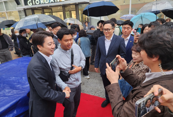 이준석 개혁신당 대선후보가 10일 대구 동성로를 찾아 거리버스킹 연설을 마친 뒤 시민들과 사진을 찍고 있다. 2025. 05. 10. 대구 민경석 기자