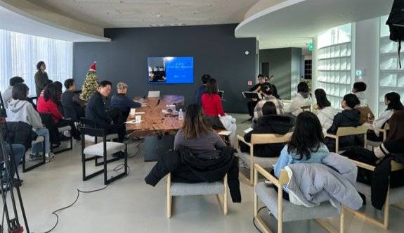 지난해 말 문을 연 경북 울진군에 위치한 울진금강송숲 지관서가 인문토크 광경. 해당 지관서가는 4월 25일 정식 개관한다. 허문명 기자