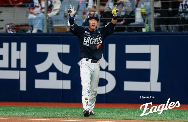한화 황영묵이 9일 고척 키움전에서 1루를 밟은 후 세리머니를 하고 있다. /사진=한화 이글스 제공