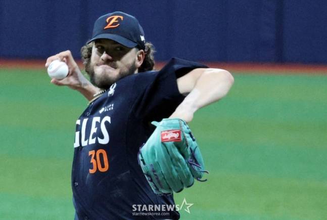 한화 선발투수 폰세가 10일 고척스카이돔에서 열린 2025 KBO리그 키움히어로즈와 한화이글스 경기에서 선발역투하고 있다. /사진=강영조 선임기자