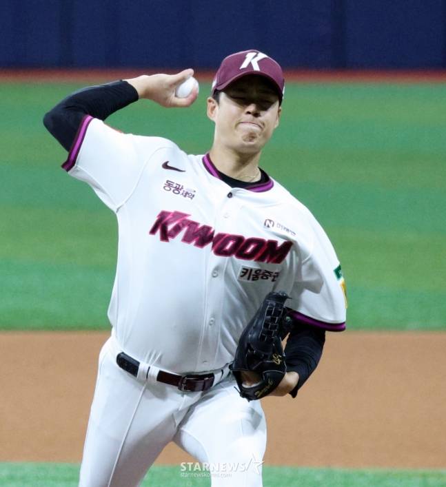 키움 우완투수 김선기가 10일 고척스카이돔에서 열린 2025 KBO리그 키움히어로즈와 한화이글스 경기에서 선발역투하고 있다. /사진=강영조 선임기자