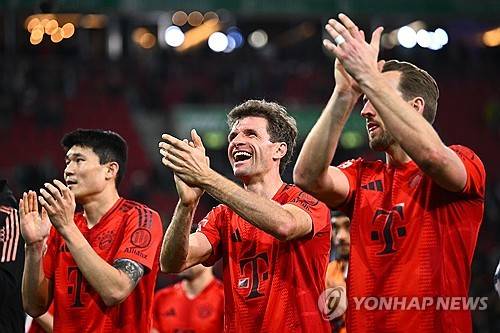 뮌헨이 지난 9일(한국시간) 구단 사회관계망서비스(SNS0를 통해 분데스리가 우승 확정 이후 첫 훈련을 진행한 뮌헨 선수단에게 뮌헨 직원들이 박수를 쳐주는 '가드오브아너'를 진행한 소식을 전했다. 이날 뮌헨 훈련장인 자베네르 슈트라스에서 진행된 훈련에서 뮌헨 구단 직원들 모두 모여 훈련을 위해 피치 위로 나서는 뮌헨 선수단을 위해 도열해 박수를 쳤다. 하지만 김민재는 보이지 않았다. 연합뉴스