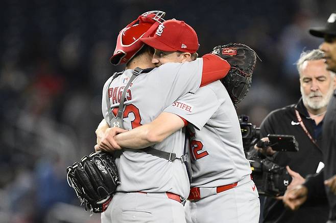 세인트루이스 투수 페디(오른쪽)는 10일(한국시간) 내셔널스파크에서 열린 '2025 메이저리그' 워싱턴전에서 선발 등판했다. 이날 9이닝 무실점으로 생애 첫 완봉승을 챙겨 팀 6연승에 혁혁한 공을 세웠다. 연합뉴스 AP