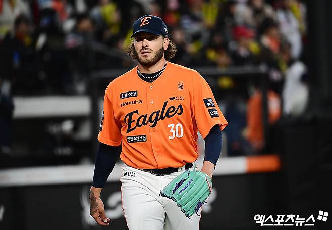 28일 오후 대전한화생명볼파크에서 열린 '2025 신한 SOL Bank KBO리그' 한화 이글스와 KIA 타이거즈의 경기, 2회초 종료 후 한화 선발투수 폰세가 더그아웃으로 향하고 있다. 엑스포츠뉴스 DB