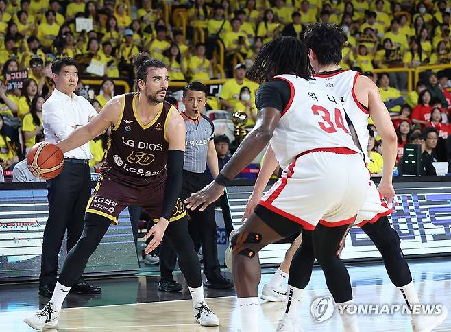 LG 마레이 '간다' (창원=연합뉴스) 김동민 기자 = 9일 경남 창원체육관에서 열린 2024∼2025시즌 프로농구 창원 LG 세이커스와 서울 SK 나이츠의 챔피언결정전 3차전 경기. LG 아셈 마레이가 드리블하고 있다. 2025.5.9 image@yna.co.kr