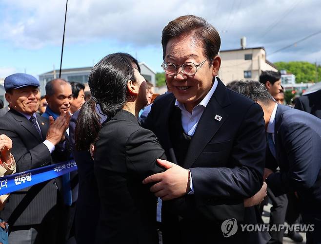 창녕찾은 이재명 후보 (창녕=연합뉴스) 김도훈 기자 = 영남 신라벨트 골목골목 경청투어에 나선 더불어민주당 이재명 대선 후보가 10일 경남 창녕군 창녕공설시장에 도착한 뒤 우서영 밀양창녕의령함안지역위원장과 인사하고 있다. 2025.5.10 superdoo82@yna.co.kr