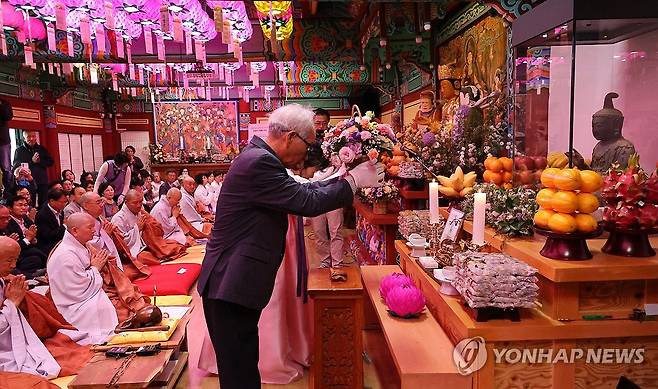 금동관세음보살좌상 봉송법회 (서산=연합뉴스) 김소연 기자 = 10일 충남 서산시 부석사에서 금동관세음보살좌상 일본 반환을 위한 봉송법회가 열리고 있다. 금동관세음보살좌상은 1330년경 부석사에 봉안됐으나 1378년 왜구에게 약탈당했다가 절도범이 훔쳐 국내로 2012년 들여왔다. 법적 분쟁 끝에 일본의 소유권이 인정돼 일본으로 돌아가기 전 100일 동안 부석사에서 일반에 공개됐다. 2025.5.10 soyun@yna.co.kr