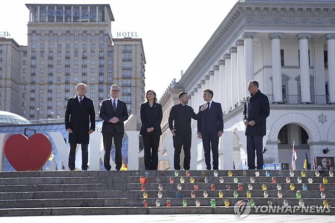 유럽 정상들과 우크라 대통령 (키이우 AP=연합뉴스) 도날트 투스크 폴란드 총리(왼쪽부터)와 키어 스타머 영국 총리, 올레나 젤렌스카 우크라이나 대통령 부인, 볼로디미르 젤렌스키 우크라이나 대통령, 에마뉘엘 마크롱 프랑스 대통령, 프리드리히 메르츠 독일 총리가 10일(현지시간) 우크라이나 키이우 독립 광장에서 기념 촬영을 하고 있다.