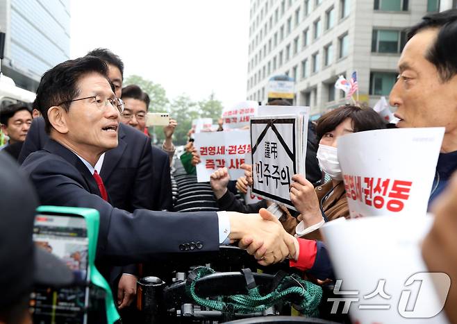 국민의힘이 대통령 후보 교체 절차를 밟은 10일 서울 여의도 당사 앞에서 김문수 후보가 지지자들과 인사를 나누고 있다. (김문수 캠프 제공, 재판매 및 DB 금지) 2025.5.10/뉴스1