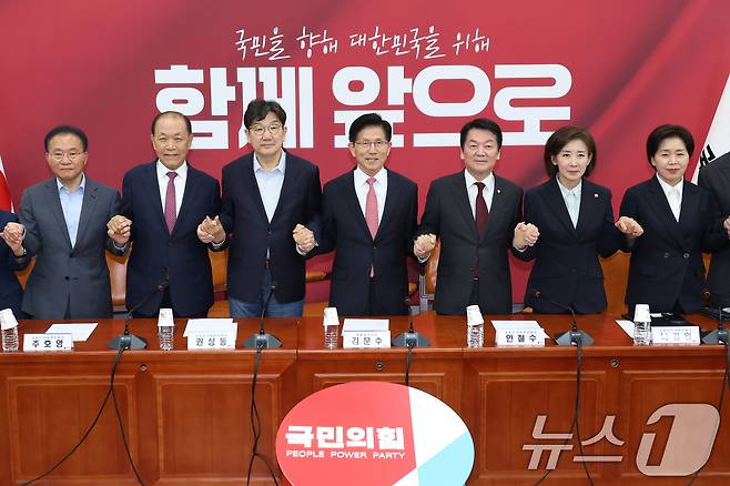 김문수 국민의힘 대통령 후보와 권성동, 황우여, 안철수, 나경원, 양향자 공동선거대책위원장 등이 11일 오후 서울 여의도 국회에서 열린 중앙선거대책위원회 회의애서 손을 맞잡고 기념촬영을 하고 있다. 2025.5.11/뉴스1 ⓒ News1 이광호 기자