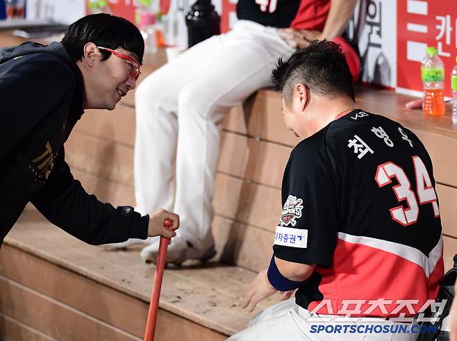 최형우가 허리를 만지자 지팡이 짚고 나타난 양현종.