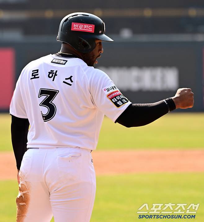 8일 수원KT위즈파크에서 열린 KBO리그 KT 위즈와 LG 트윈스의 시범경기. KT 로하스가 안타를 날린 뒤 환호하고 있다. 수원=박재만 기자 pjm@sportschosun.com/2025.03.08/