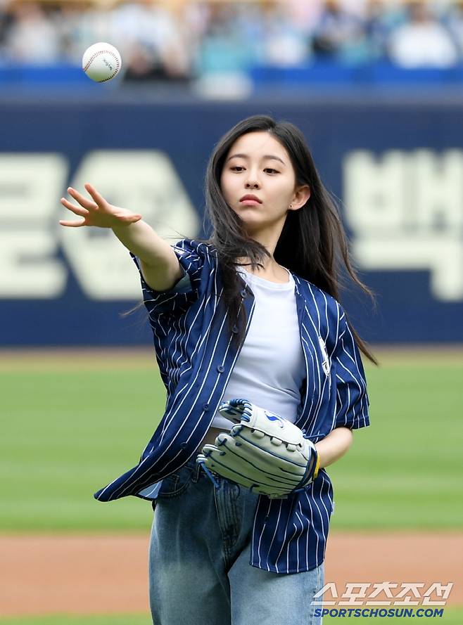 시구자로 나선 배우 박지후가 긴장한 탓에 패대기치고 말았다.