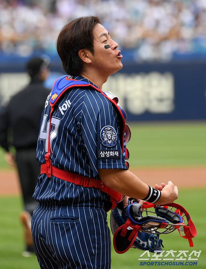 강민호의 유쾌한 행동에 경기 전 미소가 번졌다.