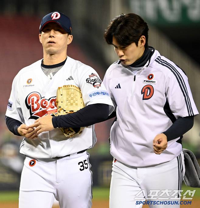 11일 잠실야구장에서 열린 NC와 두산의 더블헤더 2차전, 7회초 두산 고효준이 수비 도중 손가락 부상을 당해 교체되고 있다. 잠실=허상욱 기자wook@sportschosun.com/2025.05.11/