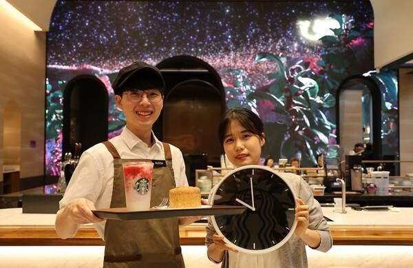 스타벅스가 이달 중순까지 순차적으로 매장의 운영 시간을 22시까지 확대한다. /스타벅스