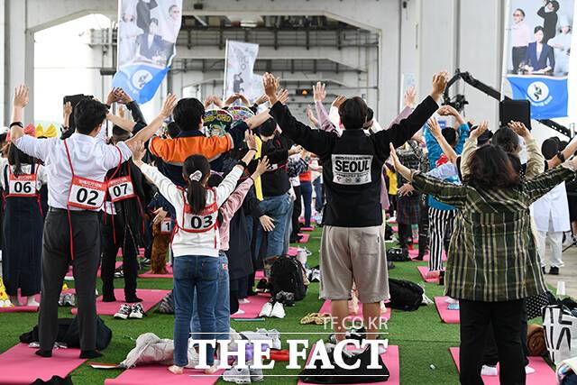 '멍때리기체조' 하는 참가자들.