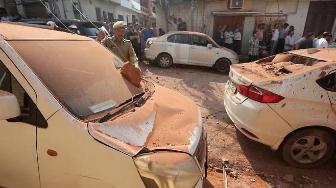 인도령 카슈미르 잠무 지역에서 지난 10일 발생한 공습으로 파손된 차량과 주택들