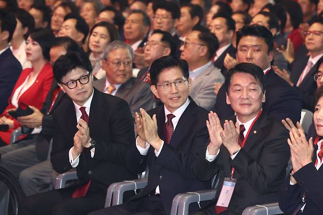 지난 3일 경기 고양시 킨텍스에서 열린 국민의힘 6·3 대선 후보 선출 전당대회에 한동훈(앞줄 왼쪽부터) 전 대표, 김문수 후보, 안철수 의원이 참석한 모습. /뉴스1