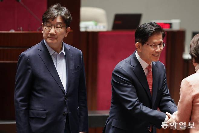 11일 오후 서울 여의도 국회에서 열린 국민의힘 의원총회에서 김문수 후보가 대선 승리 구호를 외친 뒤 총회를 마무리 지으며 의원들과 악수하고 있다. 김 후보 옆에서 권성동 원내대표가 굳은 표정으로 이를 지켜보고 있다. 박형기 기자 oneshot@donga.com