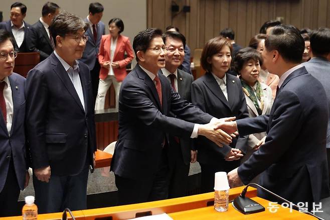 11일 김문수 후보가 의원들과 악수하며 의원총회를 마무리하고 있다. 권성동 원내대표를 비롯해 그를 둘러싼 의원들이 굳은 표정으로 이를 지켜보고 있다. 박형기 기자 oneshot@donga.com