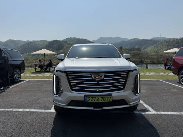 수직형 LED 헤드램프와 압도적인 크기의 프런트 그릴이 눈에 띄는 에스컬레이드의 전면부.