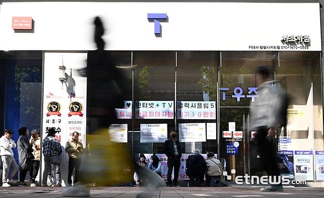 SK텔레콤 유심 해킹 사태로 인한 무상 교체 2일 차인 지난달 29일 서울 서초구의 한 SKT 직영대리점에서 가입자들이 개점 전부터 길게 줄 서 있다. 이동근기자 foto@etnews.com