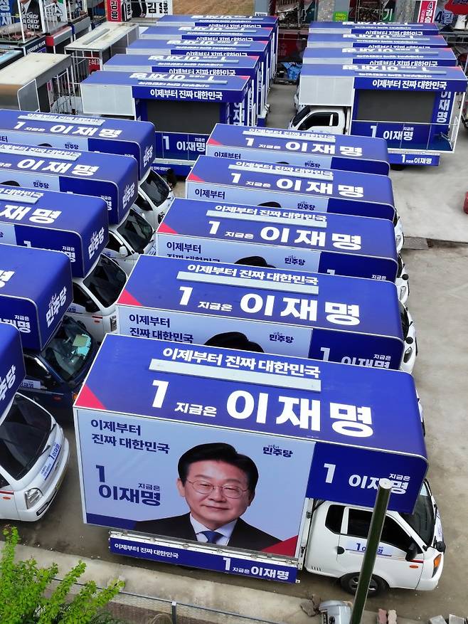 제21대 대통령 선거 후보 등록 마감일인 11일 광주 광산구에 위치한 차량광고업체 한양E&C에 더불어민주당 이재명 대선 후보의 선거 유세 차량이 놓여 있다. 연합뉴스