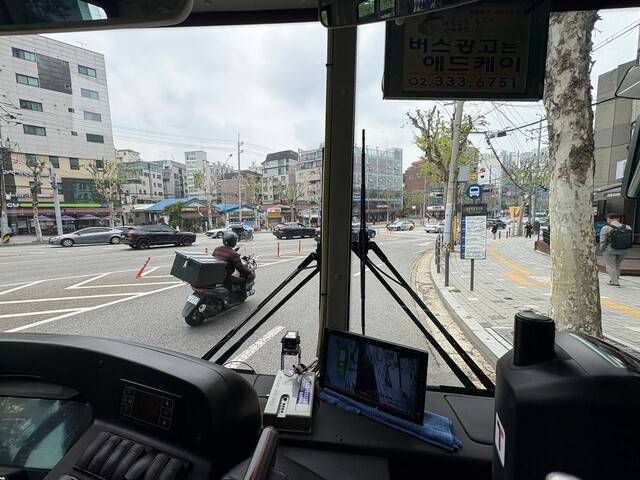 지난 9일 서울 동작구 상도동의 한 버스정류장에서 마을버스에서 내린 뒤 넘어진 20대 여성이 버스 뒷바퀴에 깔려 숨지는 사고가 발생했다. 사진은 해당 정류장을 거치는 한 마을버스 안에서 찍은 사고 현장. 이나영 기자