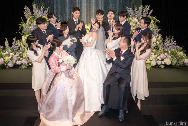 남보라가 가족들과 행복한 미소를 짓고 있다. 본인 제공