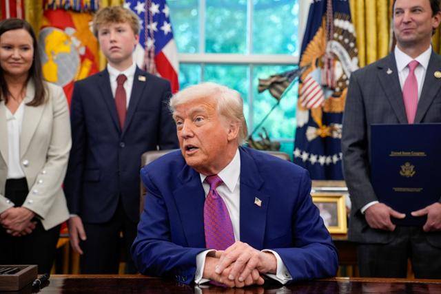 도널드 트럼프 미국 대통령이 9일 미국 워싱턴 백악관 집무실에서 행정명령에 서명하고 기자들과 대화하고 있다. 워싱턴=UPI 연합뉴스