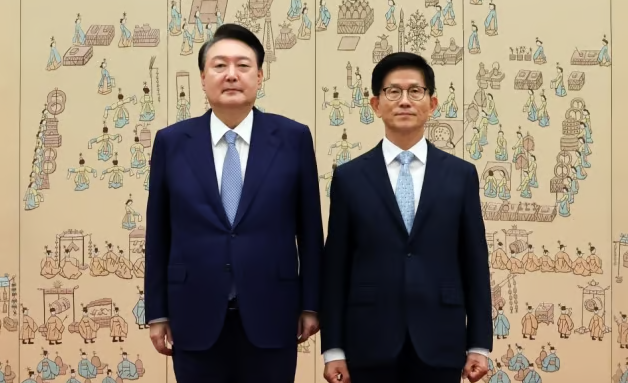 윤석열 前 대통령이 대통령이었던 지난해 8월 30일 당시 김문수 고용노동부 장관에게 임명장을 수여하는 모습 (사진, 대통령실)