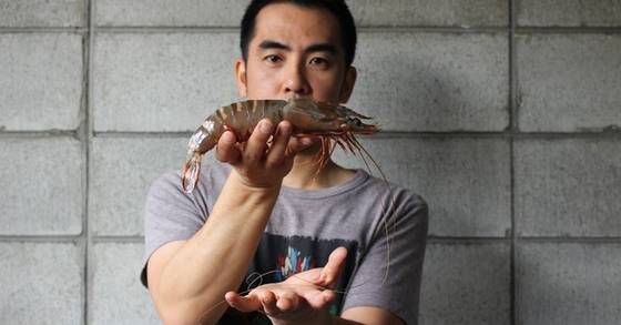 "결근할 때 미리 연락하지 말 것", "한 달에 1번, 하기 싫은 업무 정하고 그 달엔 절대 금지"라는 일본의 한 새우 가공업체가 추진해온 독특한 근무방식이 화제다. 무토 호쿠토 공장장이 새우를 들어보이고 있다. X(옛 트위터)