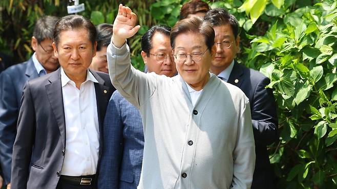 이재명 민주당 대선 후보가 11일 남도문화벨트 골목골목 경청투어로 전남 강진군 강진읍 사의재를 찾아 지지자들을 향해 손을 흔들며 인사하고 있다. / 사진=연합뉴스