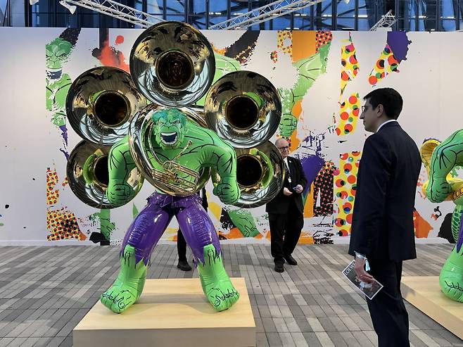프리즈 뉴욕 2025에서 가장 화제를 모은 제프 쿤스의 헐크(튜바스). 가고시안 갤러리에서 VIP프리뷰 첫날 개막과 함께 42억원에 판매됐다. Bora Kim