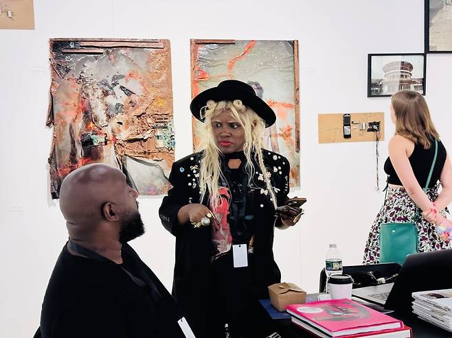 아프리카 예술가와 아프리카 이주민 예술가들에 집중하는 1-54 뉴욕이 10회째인 올해 월가 인근으로 장소를 옮겨 개막했다. Bora Kim