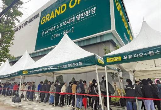 9일 문을 연 서울 구로구 ‘고척 푸르지오 힐스테이트’ 견본주택 앞에 긴 대기 줄이 늘어서 있다. /대우건설 제공