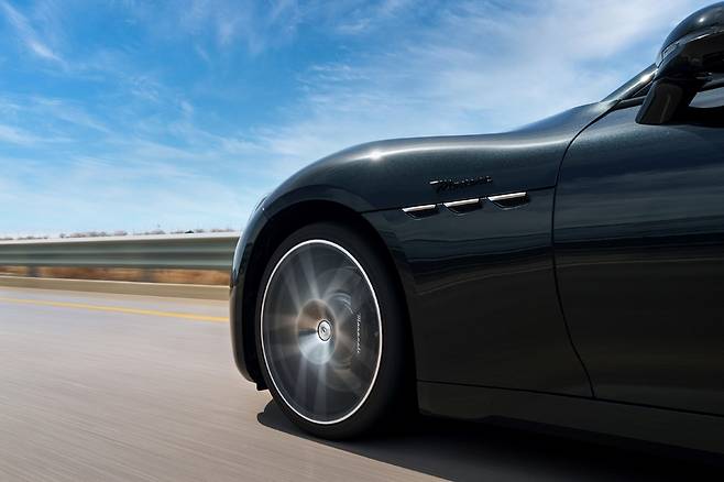 최고 속도 302km/h를 자랑하는 ‘그란투리스모 모데나’가 질주하는 모습. 마세라티코리아 제공