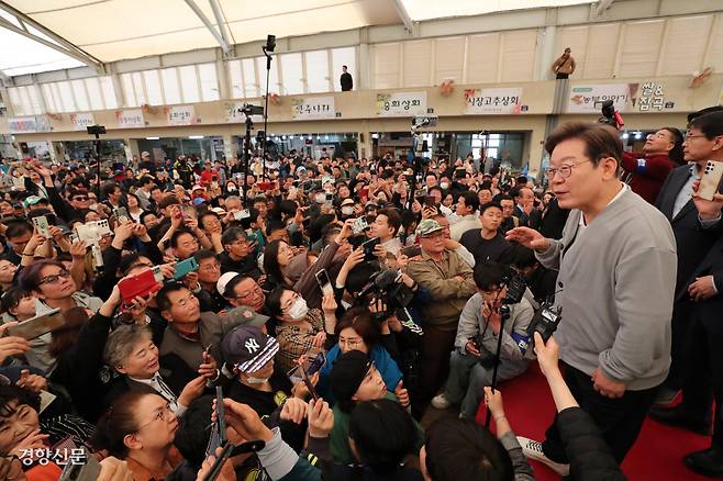 “반역사·반민주 세력 반드시 제압” 골목골목 경청투어에 나선 이재명 더불어민주당 대선 후보가 11일 전남 강진 오감통시장에서 연설하고 있다. 박민규 선임기자