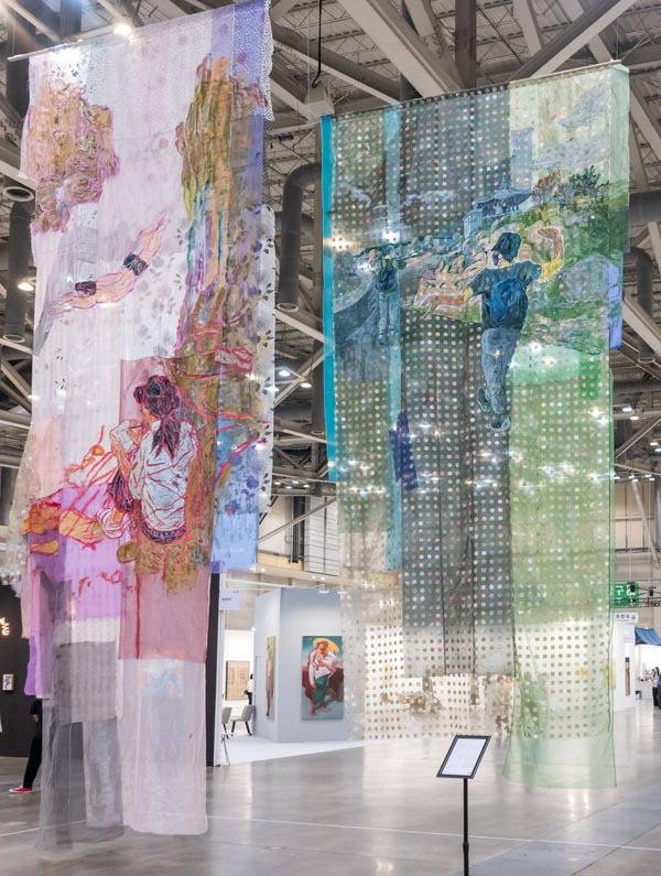 방정아 작가의 신작인 대형 걸개 천 작품.